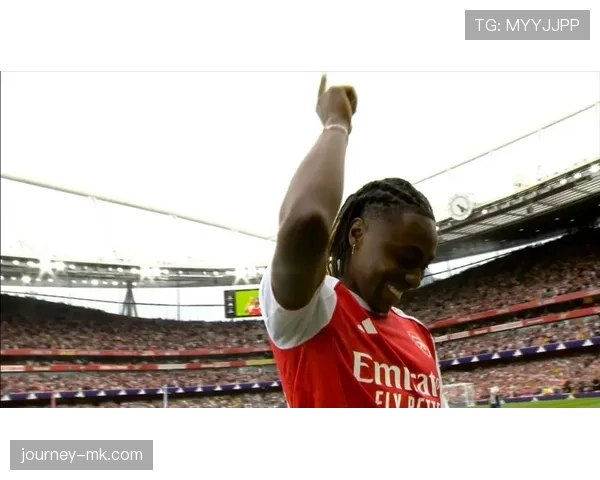 阿森纳酋长球场新赛季揭幕，球迷热情高涨助阵主场