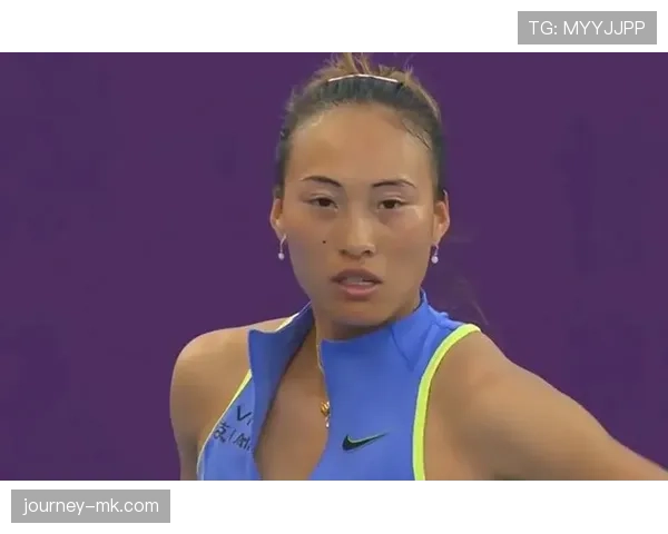 郑钦文赛场冷面杀手，休息日穿拖鞋背名牌包，这反差把我笑岔气